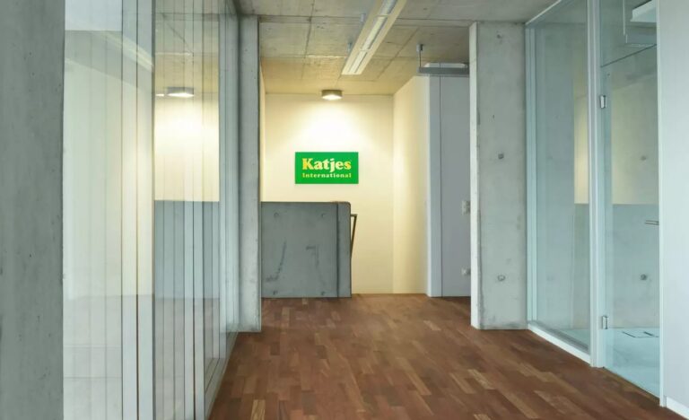 Logo von Katjes International in einem Bueroflur