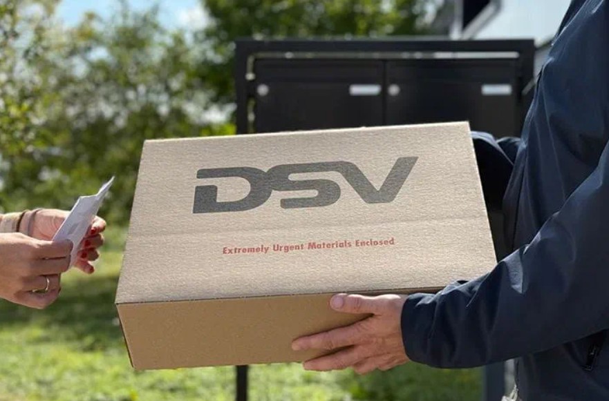 Paket mit Logo von DSV