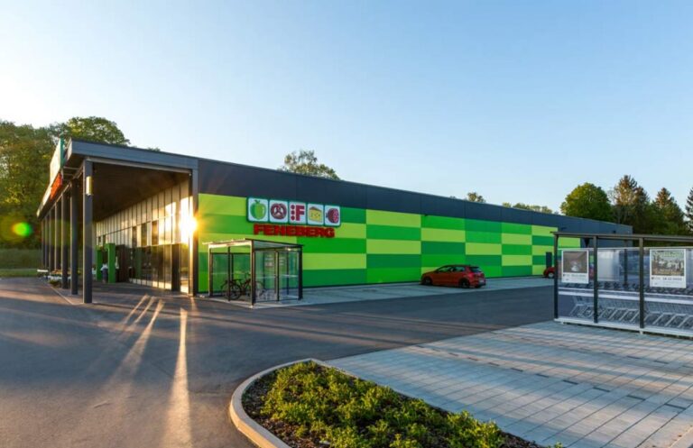 Parkplatz vor Feneberg Filiale in Memmingerberg