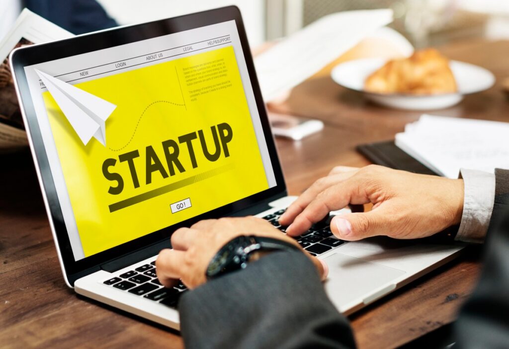 STARTUP auf einem Laptop