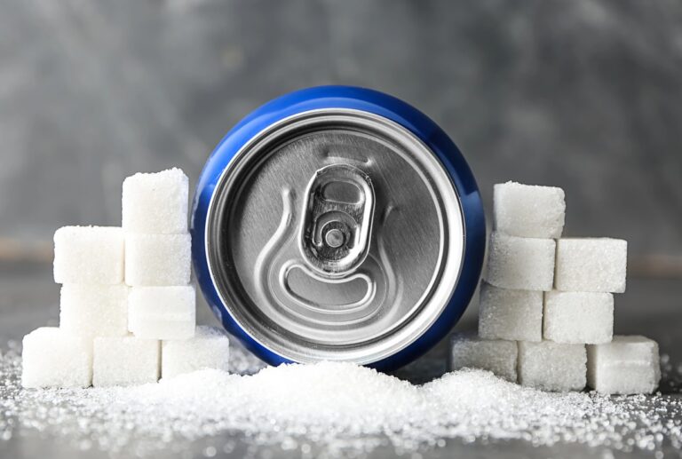 Softdrink Dose mit mehreren Zuckerwuerfeln