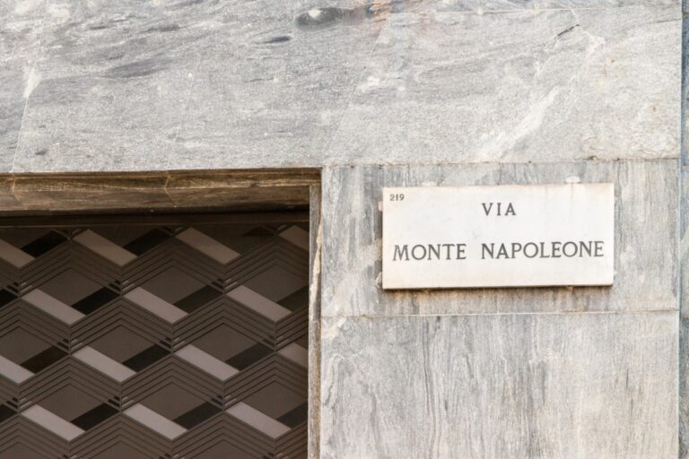 Strassenschild zur Via Montenapoleone in Mailand