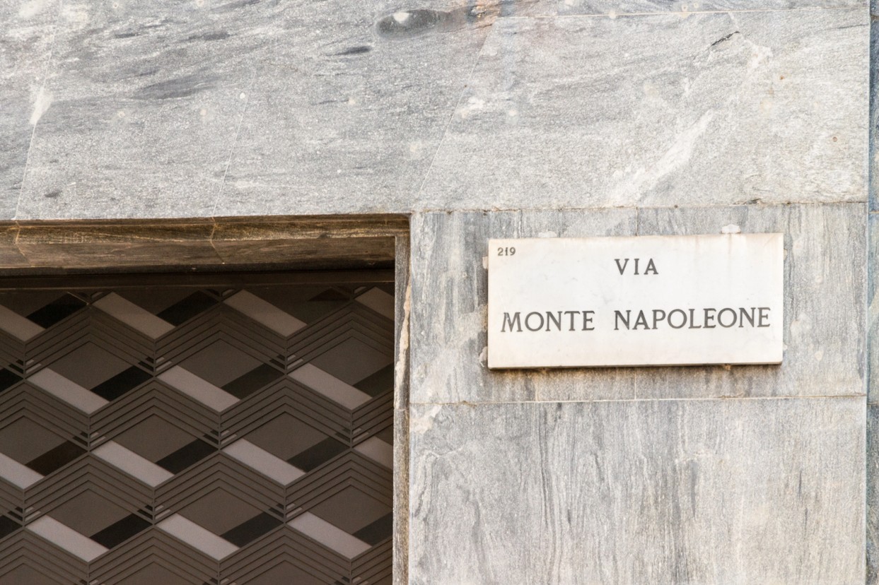 Strassenschild zur Via Montenapoleone in Mailand
