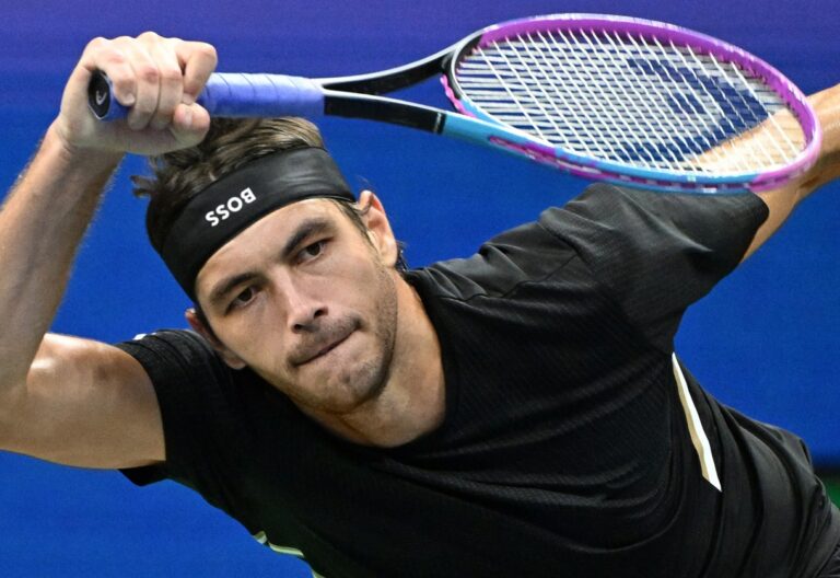 Taylor Fritz mit BOSS Stirnband und Tennisschlaeger