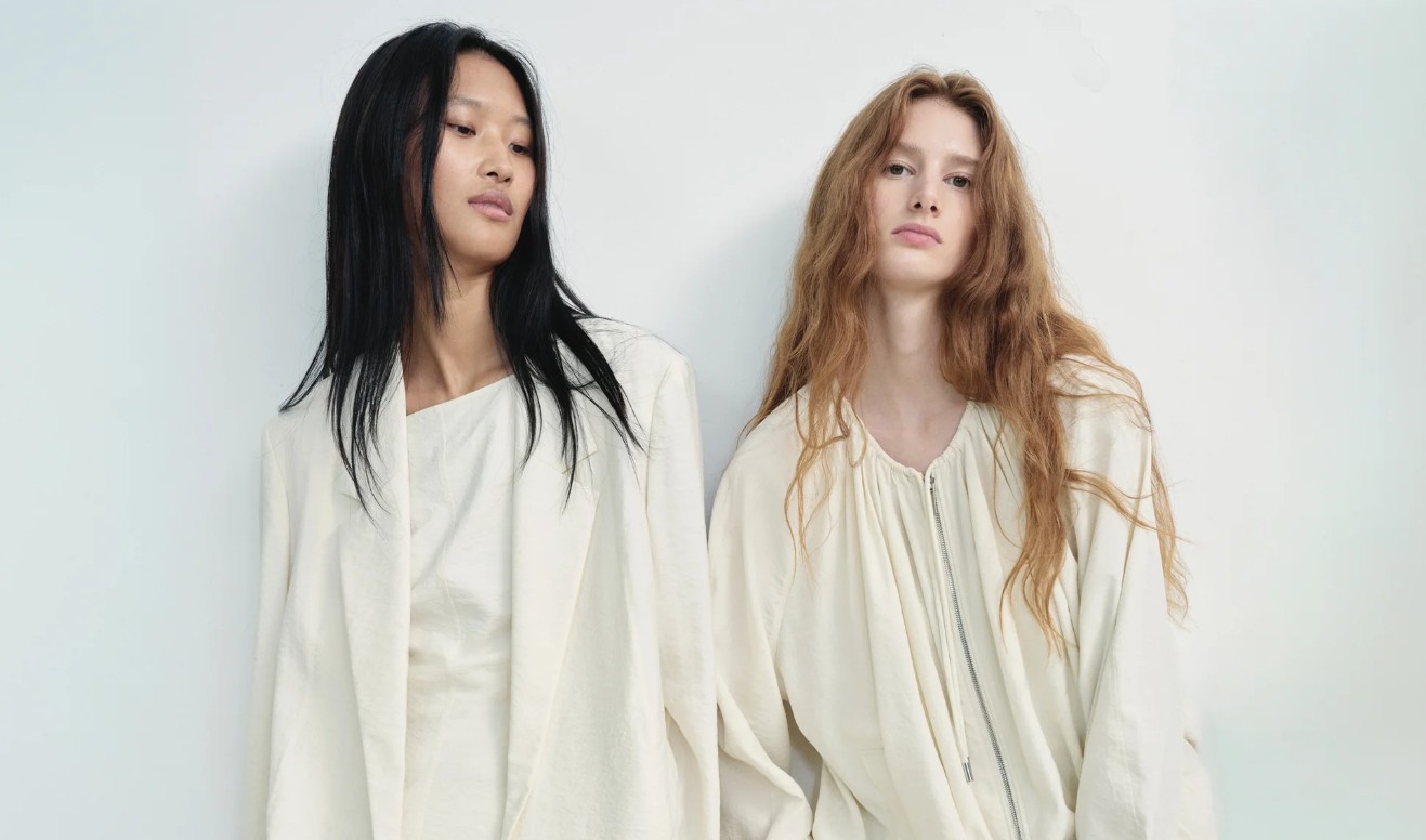 Zwei weibliche Models mit Kleidung von ICICLE