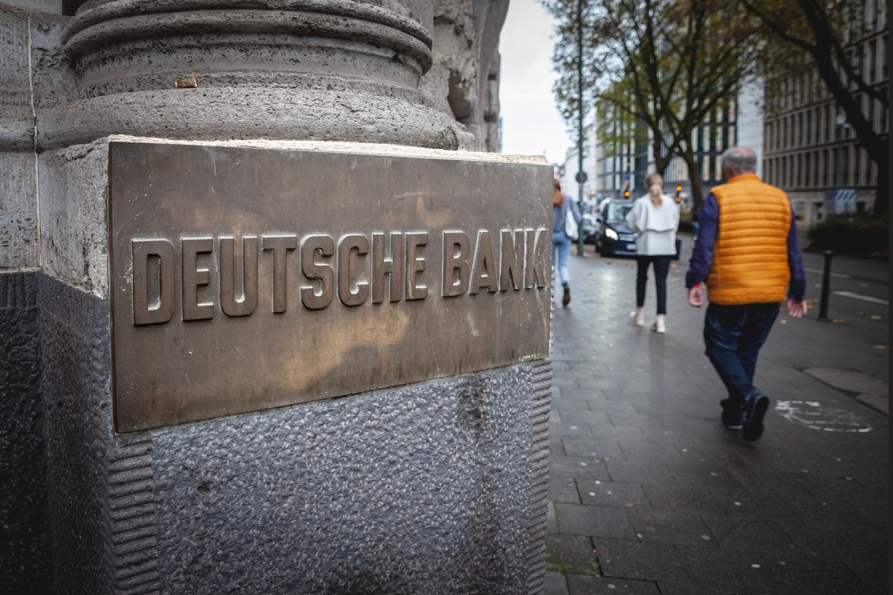 Altes Steinlogo der Deutschen Bank in Duesseldorf