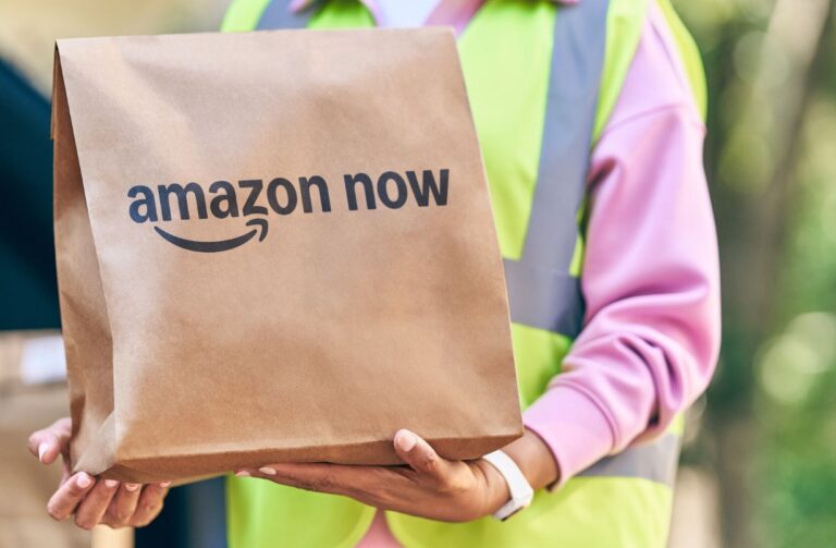 Amazon Zustellerin mit Amazon Now Tuete