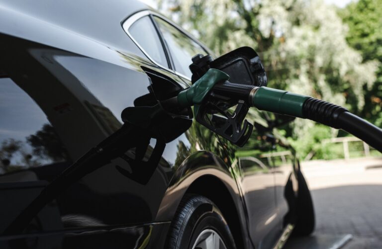 Auto beim Tanken an der Tankstelle