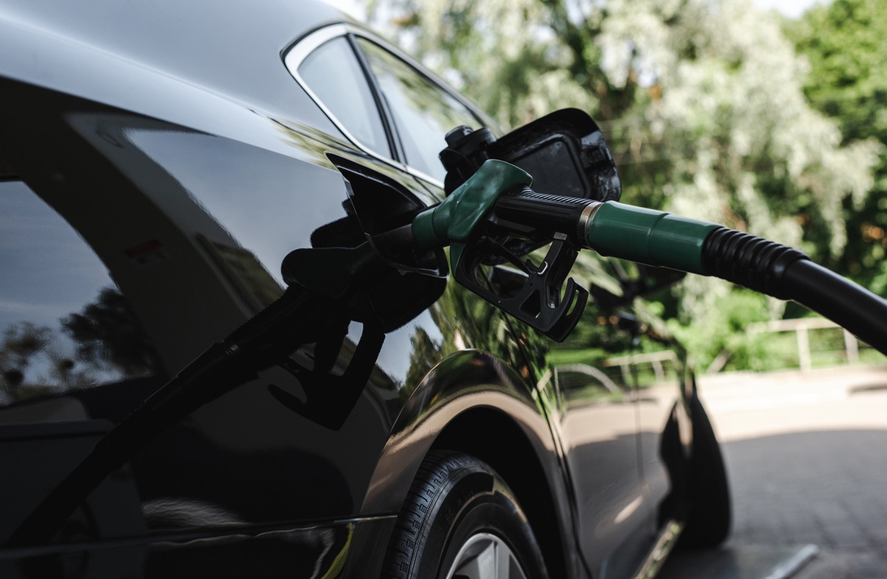 Auto beim Tanken an der Tankstelle