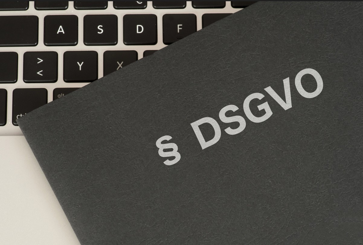DSGVO vor einer Tastatur geschrieben