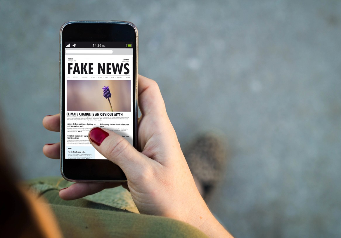 Fake News auf einem Smartphone