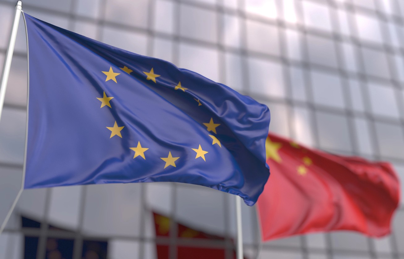 Flaggen der EU und China