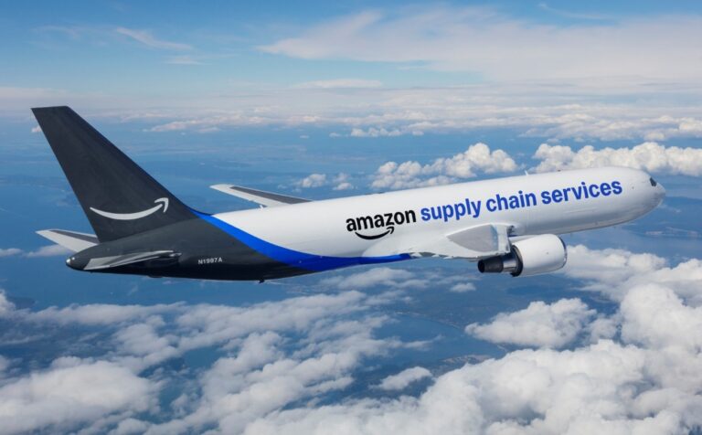 Flugzeug mit Amazon Supply Chain Services