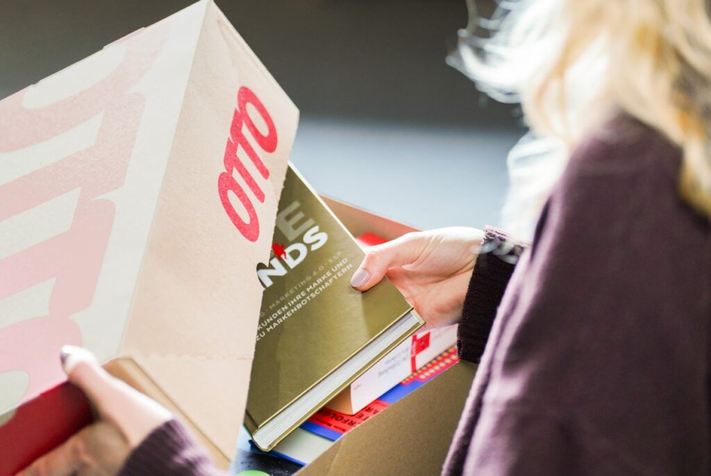 Frau mit Otto Paket mit Buechern