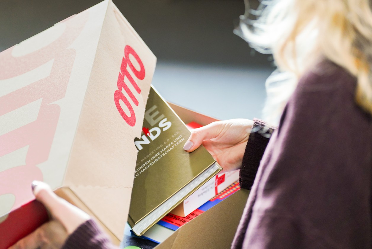 Frau mit Otto Paket mit Buechern