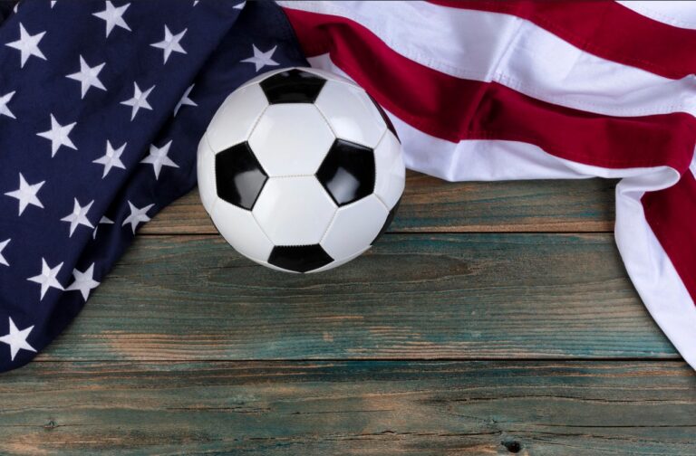 Fussball neben USA Flagge
