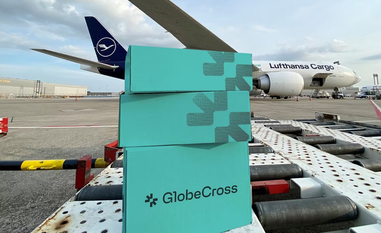 GlobalCross Pakete vor einem Lufthansa Cargo Flugzeug