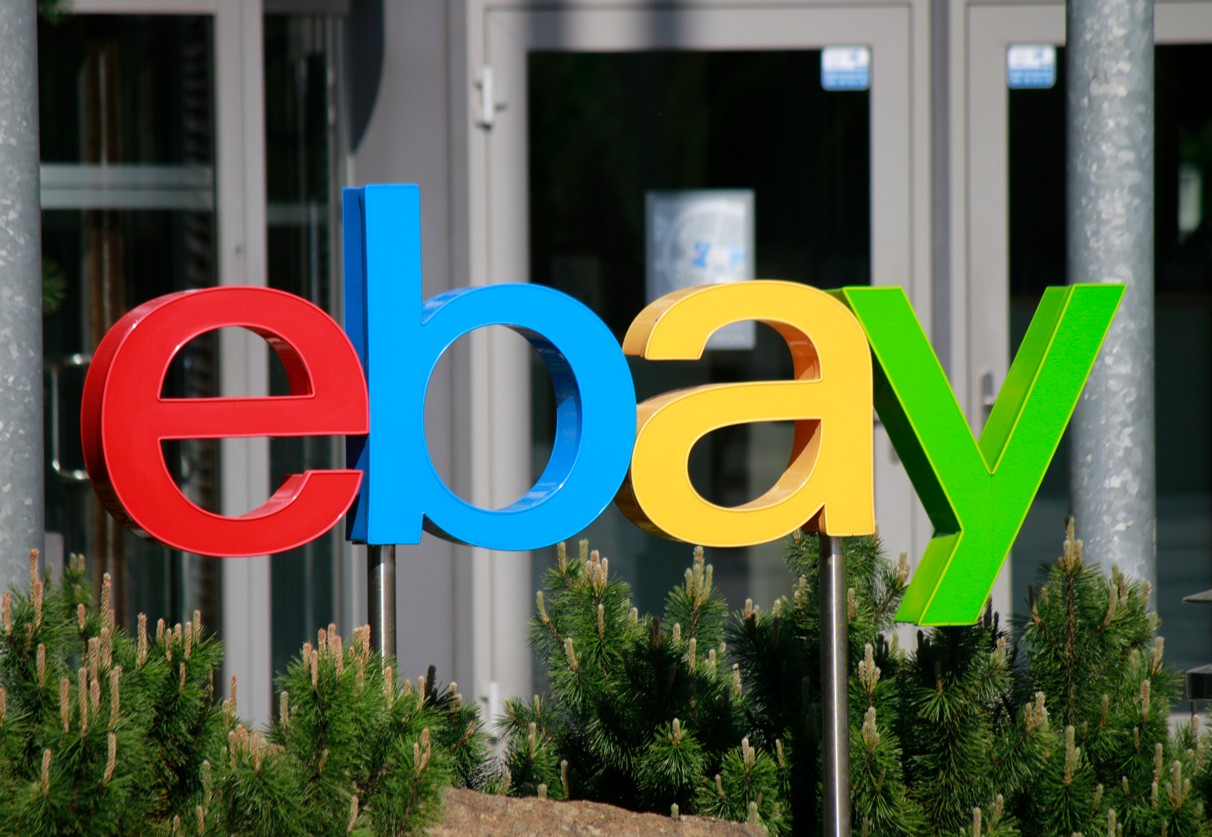 Grosses eBay Logo vor einem Eingang