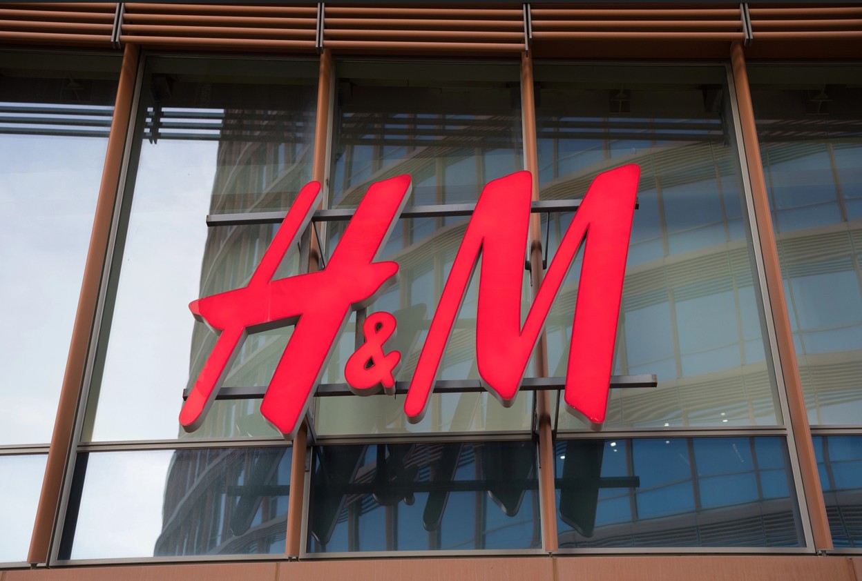HM Logo an einer Hauswand mit Fenstern