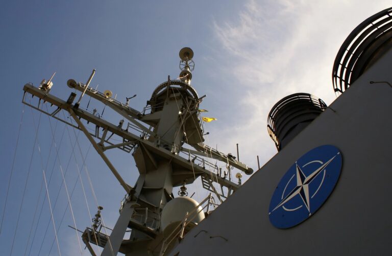 Logo auf einem NATO Schiff
