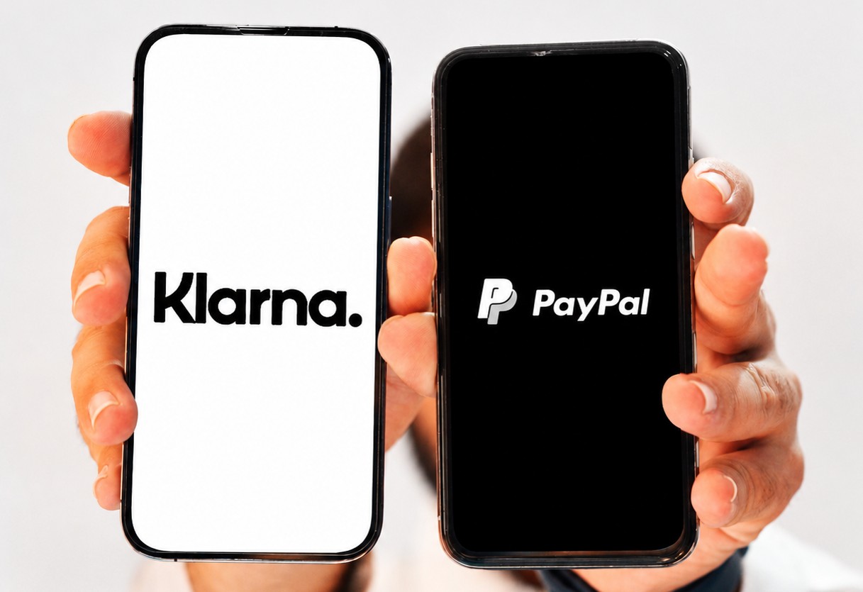 Logos von Klarna und PayPal auf zwei Smartphones