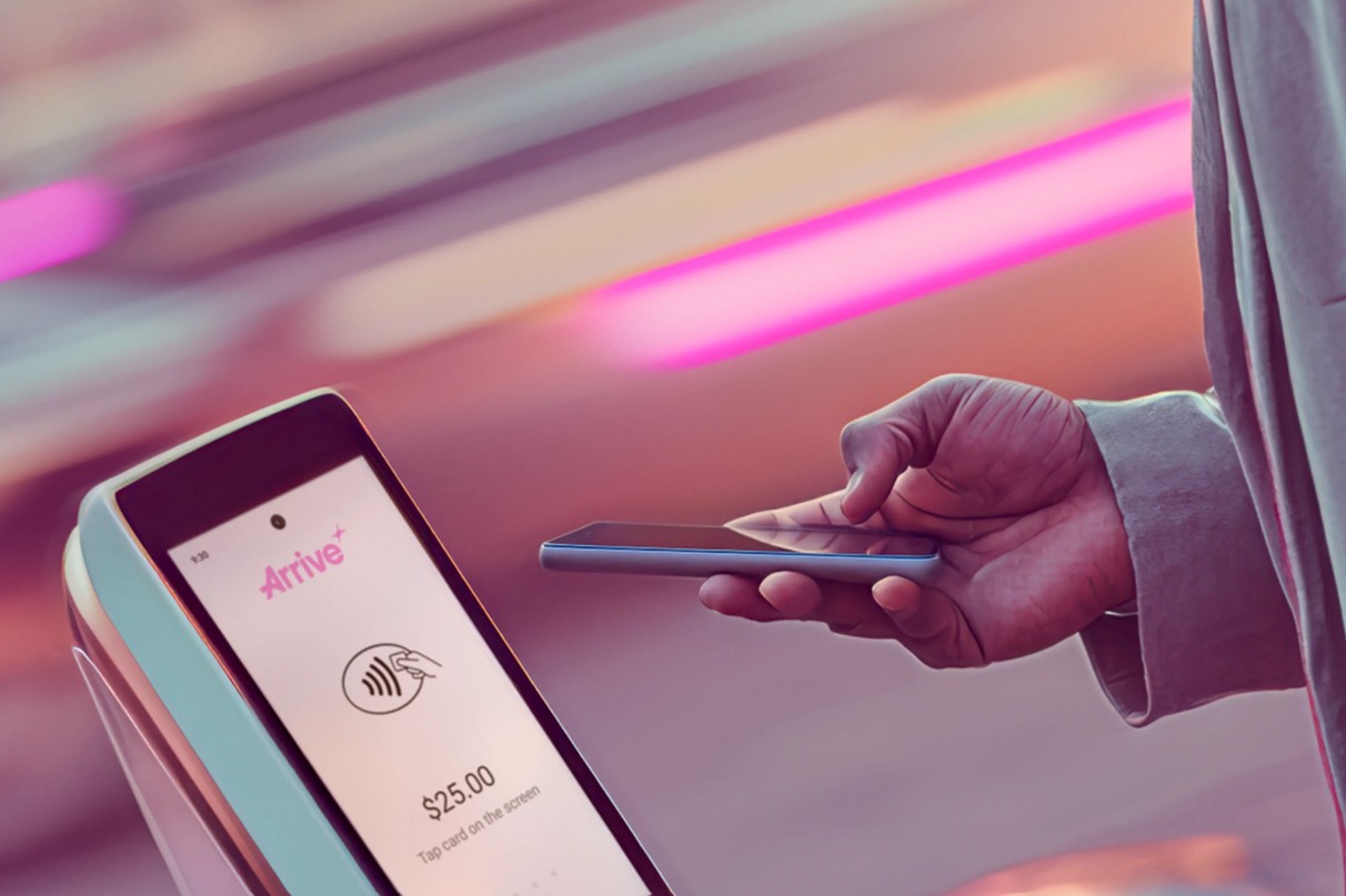 Mann beim Bezahlen mit der Arrive Park App