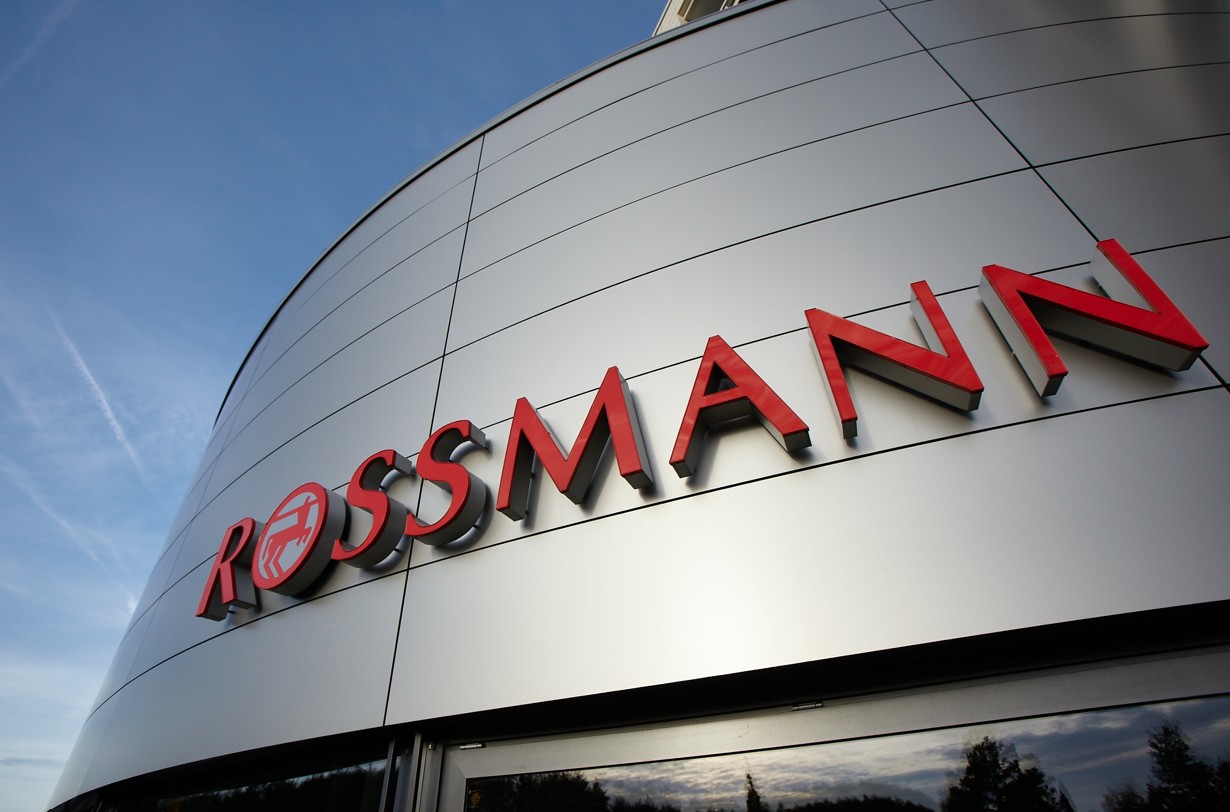 ROSSMANN Logo an der Firmenzentrale