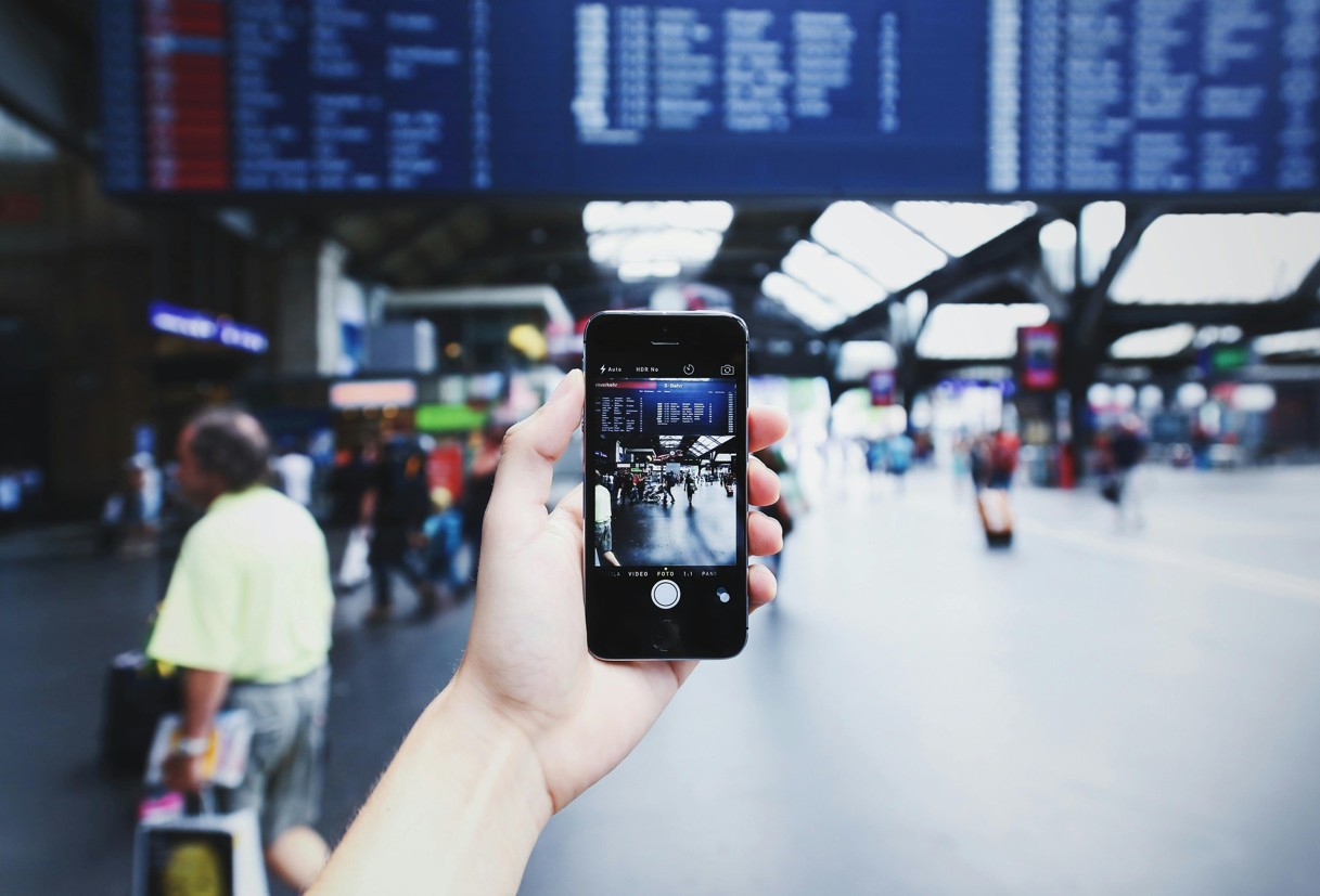 Smartphone Kamera vor Flughafen Abflugtafel