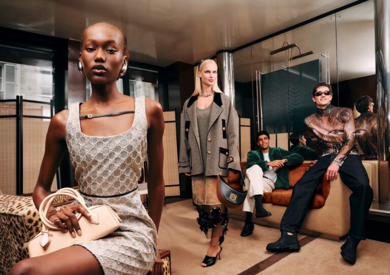 Vier Models mit Luxusmode und Accessoires