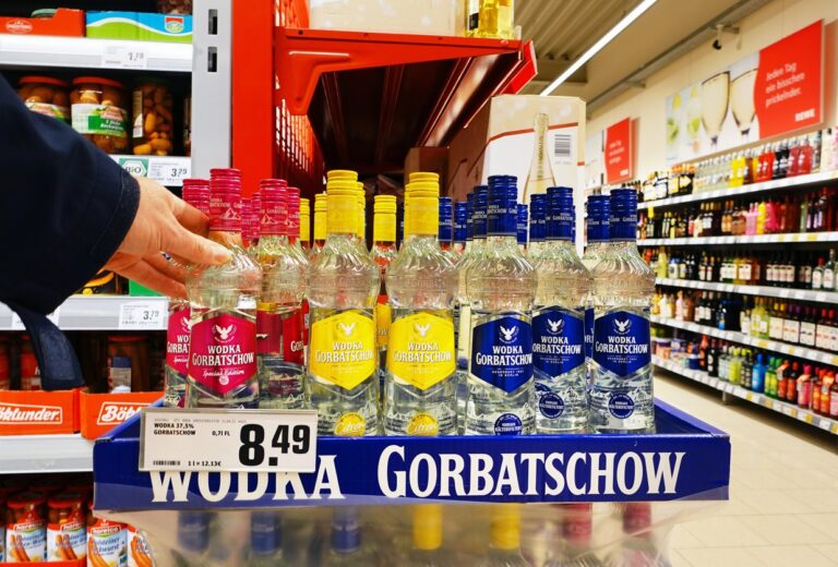 Wodka Flaschen in einem Supermarkt