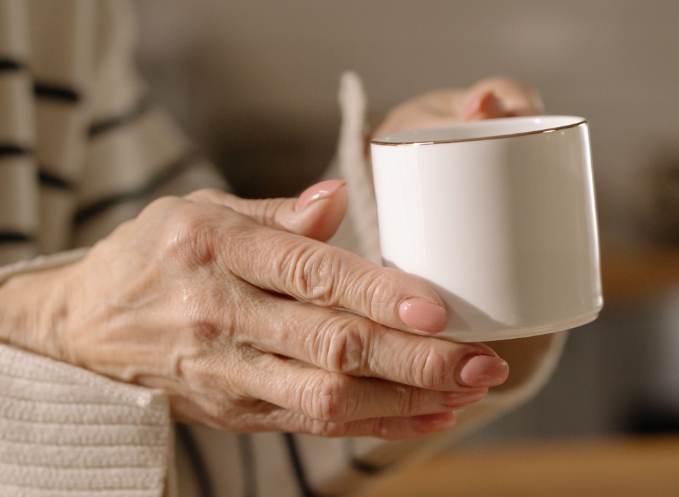Aeltere Frau mit Kaffeetasse