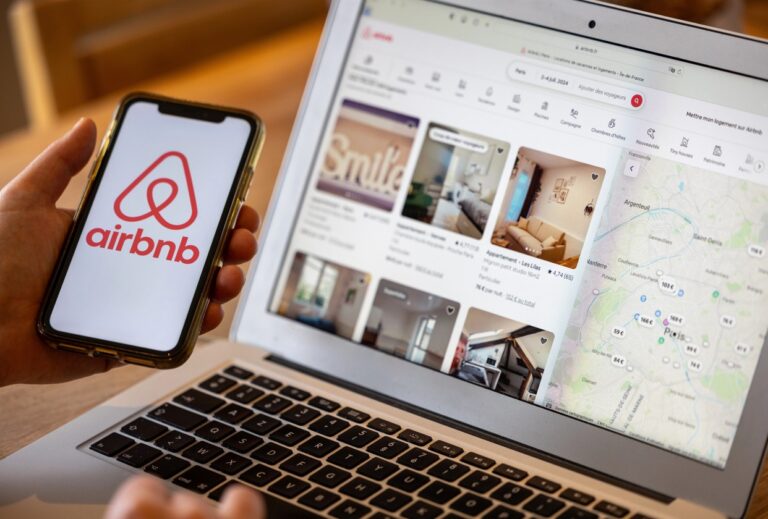 Airbnb auf einem Smartphone und Laptop