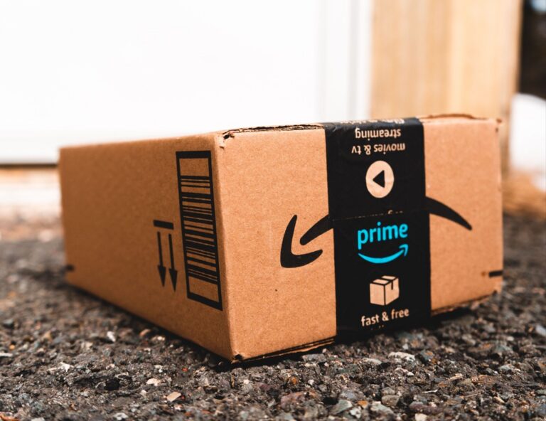 Amazon Prime Paket vor einer Haustuere