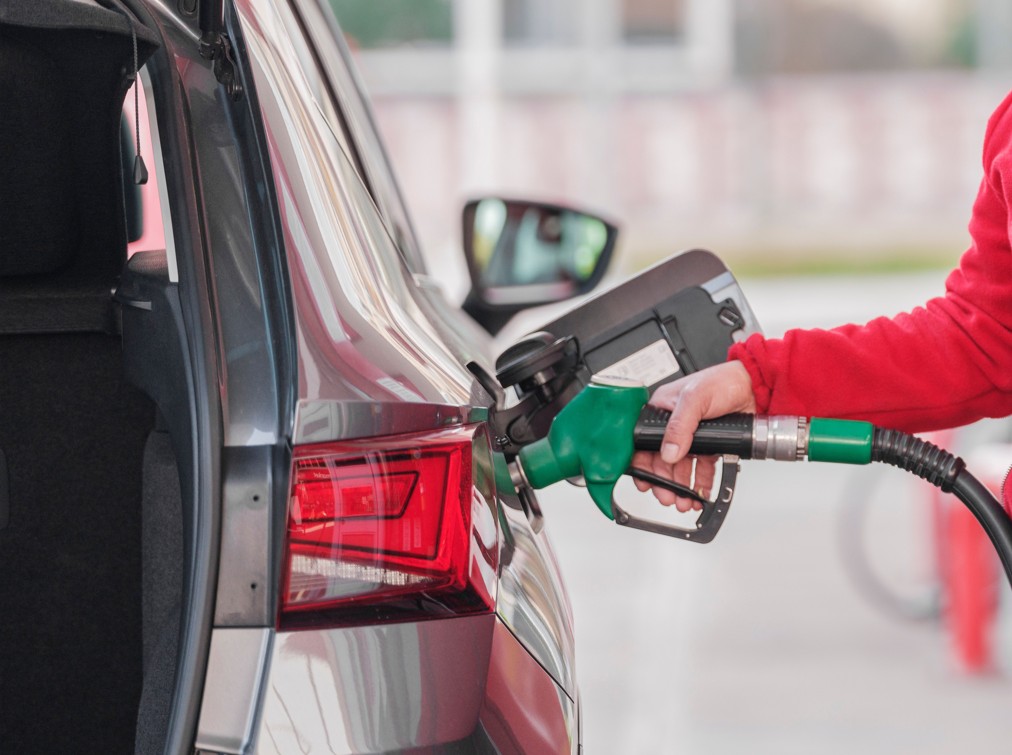 Auto beim Betanken an einer Tankstelle