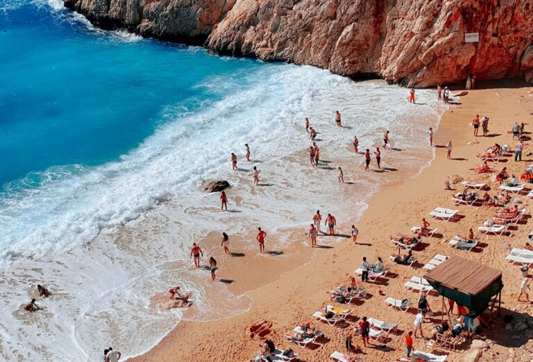 Badegaeste an einer Bucht am Meer