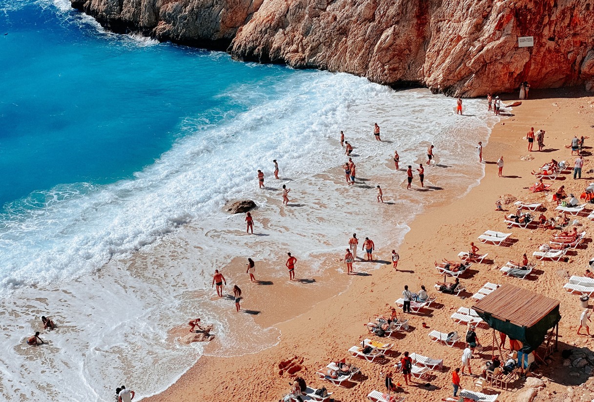 Badegaeste an einer Bucht am Meer