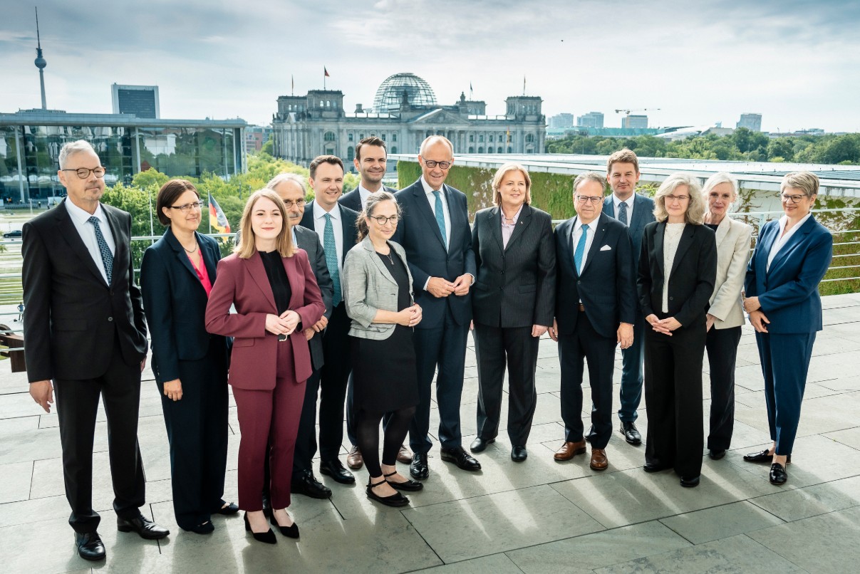 Bundeskanzler Friedrich Merz mit Rentenkommission