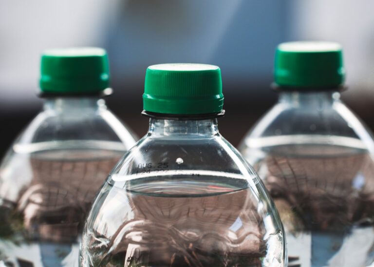 Drei PET Wasserflaschen