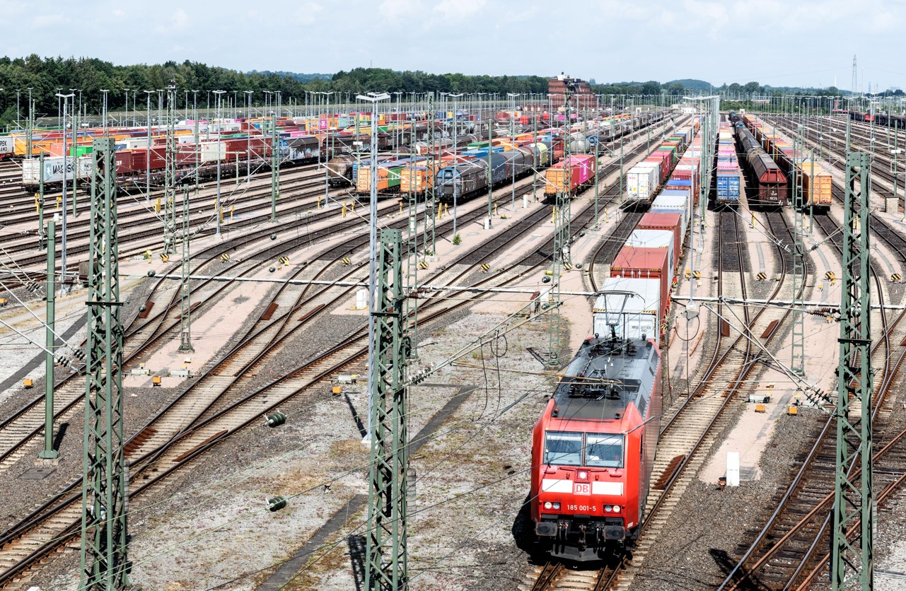Eingeparkte Cargozuege und DB Lok
