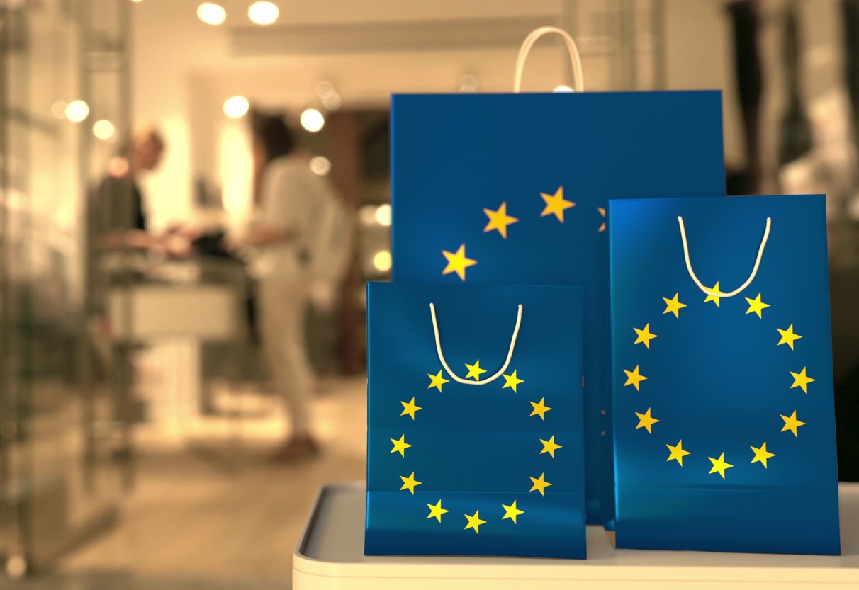 Einkaufstueten mit EU Flagge in einer Modeboutique