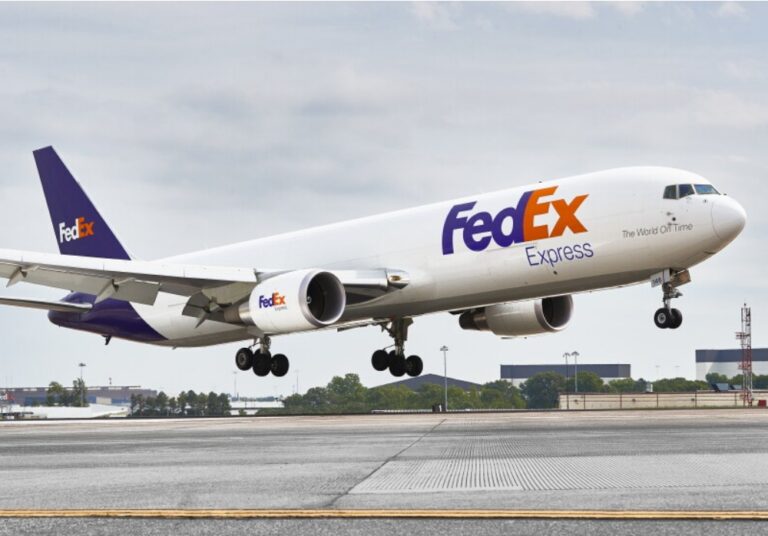FedEx Express Frachtflugzeug beim Start