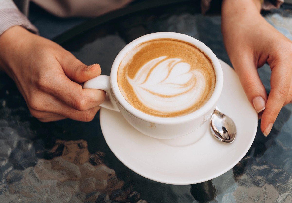 Frau mit Capuccino