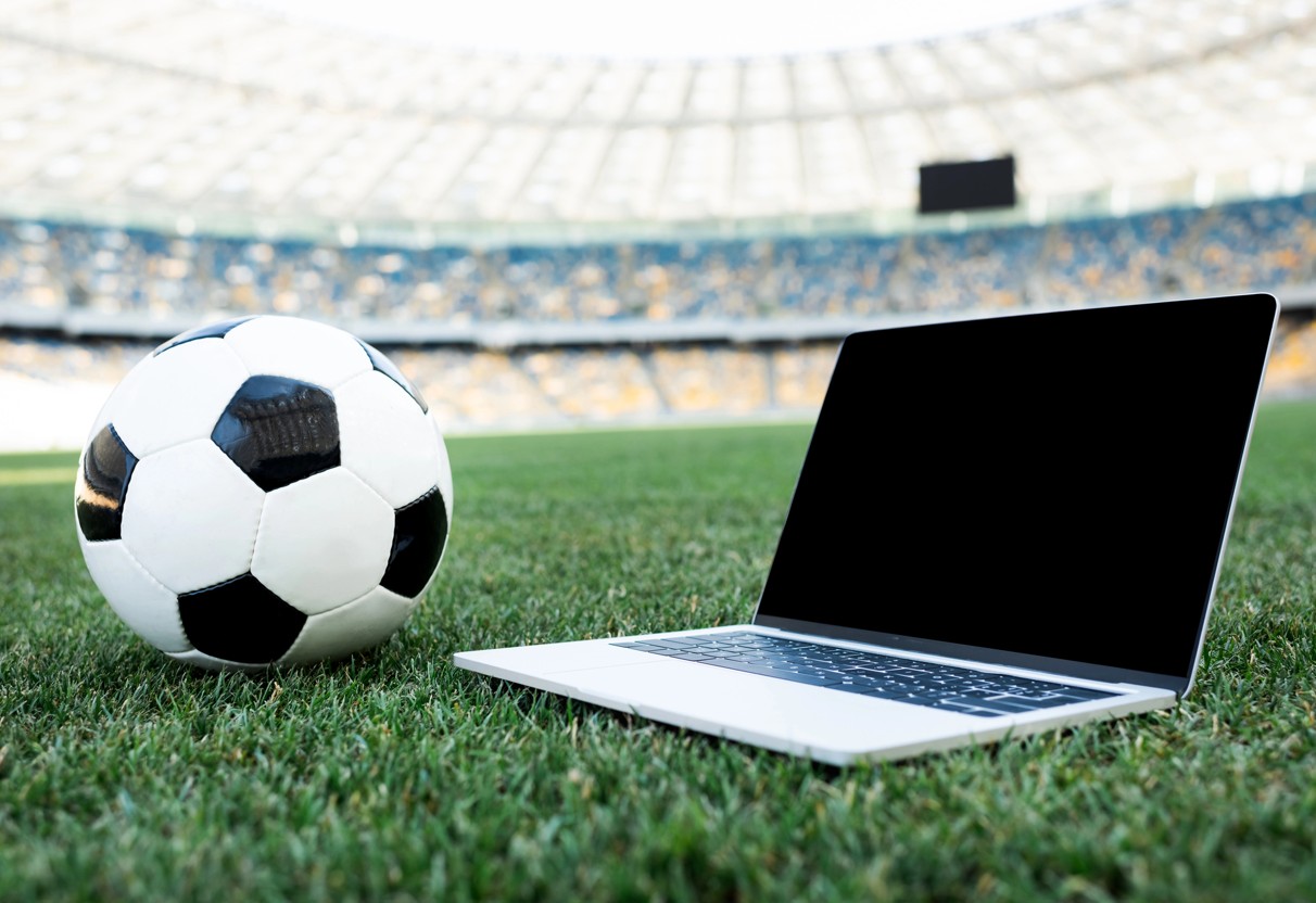 Fussball und Laptop in einem Fussballstadion