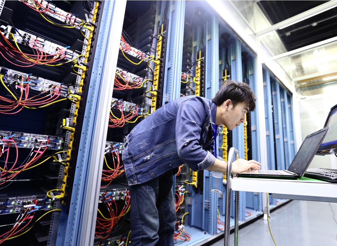 Ingenieur in einem Data Center in China