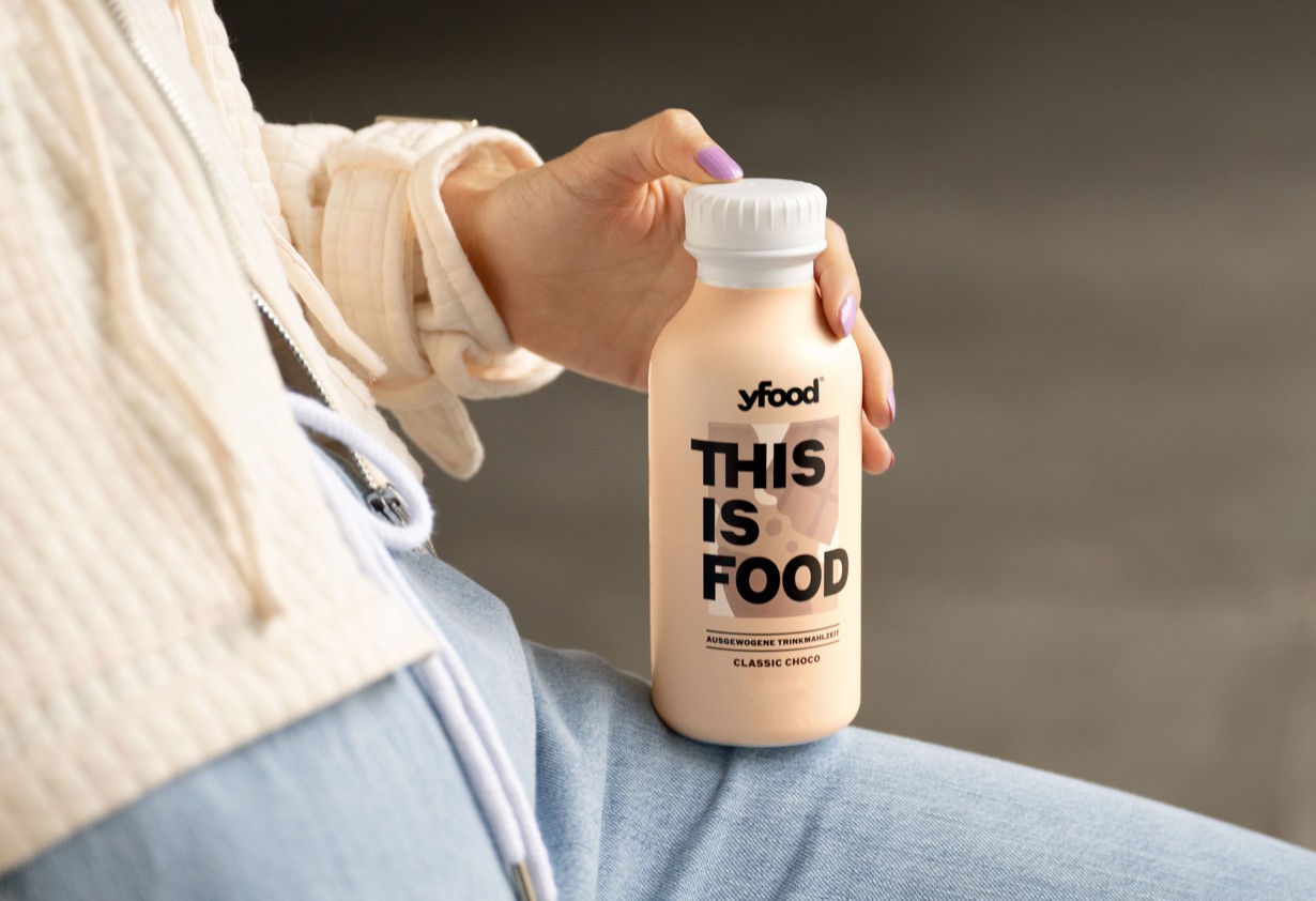 Junge Frau mit yfood Getraenkeflasche