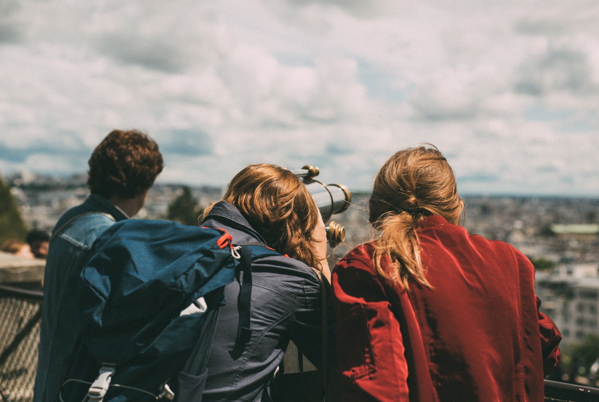 Kleine Reisegruppe beim Fotografieren