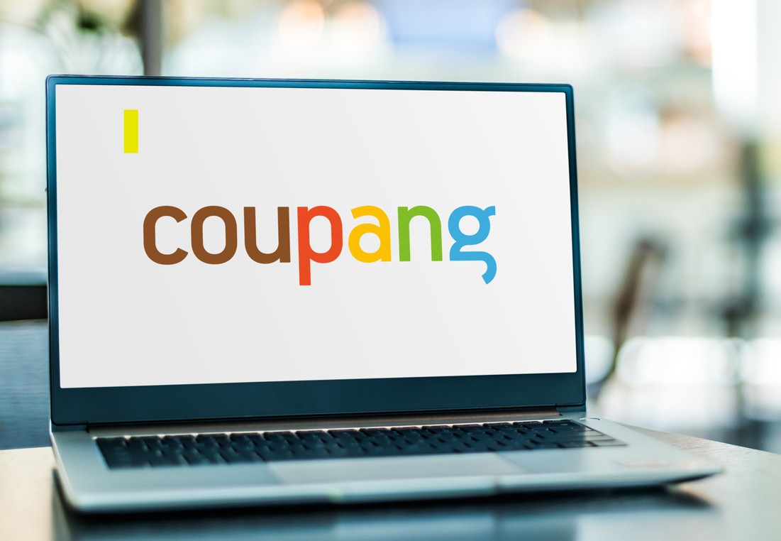 Logo von Coupang auf einem Laptop