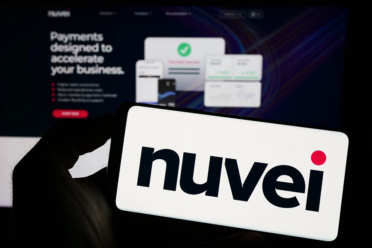 Logo von Nuvei auf einem Smartphone