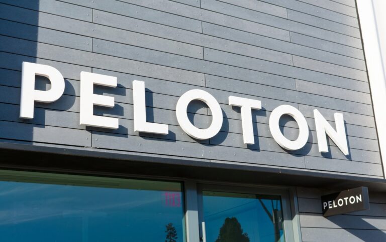 PELETON Logo an einem Store in Kalifornieren