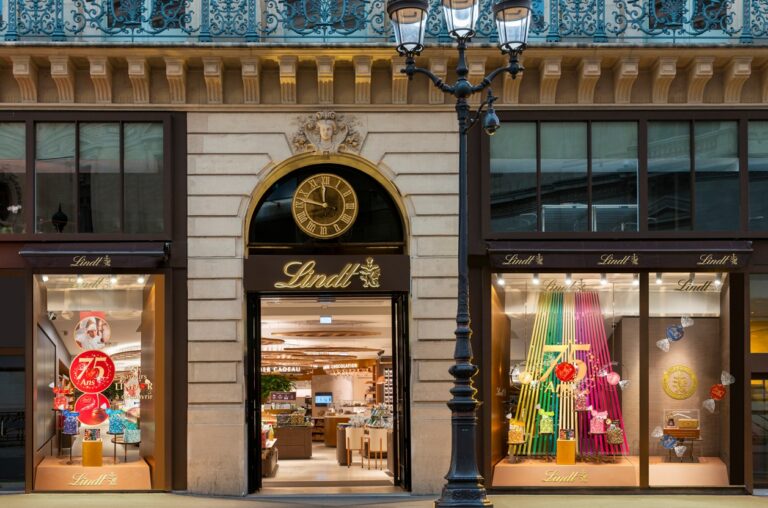 Aussenansicht eines Lindt Shop in Paris